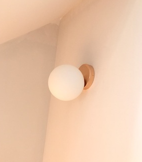 Eliza minimalist wall lamp in gold